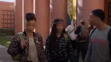 Soie bleu Varsity Veste portée par Ciel Forster (Halle Bailey) adultes-ish (Season01 Episode10)