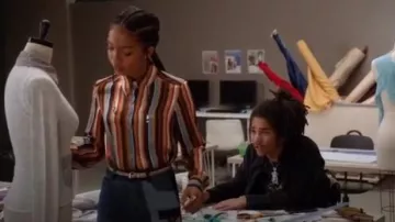 Buse Camisa de satén a rayas usada por Zoey Johnson (Yara Shahidi) en grown-ish (Temporada01 Episodio10)