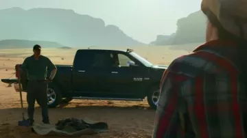 Pantalones de carga Fulton Flex para hombre usados por Nathan Fowler (Brendan Fraser) en Condor (Episodio 01 de la temporada01)
