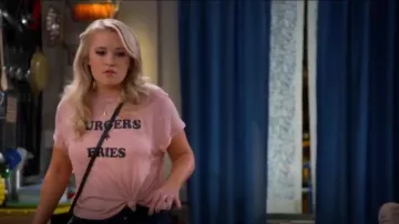 Burgers + Frites Vieux Rose Tee porté par Gabi Diamant (Emily Osment) chez les Jeunes & de la Faim (Season05 Episode15)