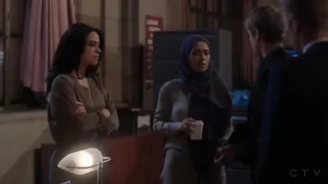 Wilfred bossut directeur zone habit porté par Nimah Amin à Quantico (S01E09)