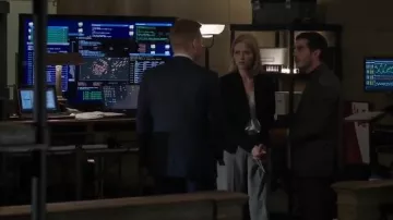 Theory Lanai Blazer worn by Shelby Wyatt (Johanna Braddy) in Quantico (S01E09)