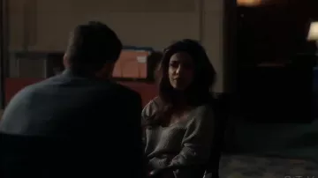Wilfred Wolter Pull. porté par Alex Parrish (Priyanka Chopra) à Quantico (S01E09)
