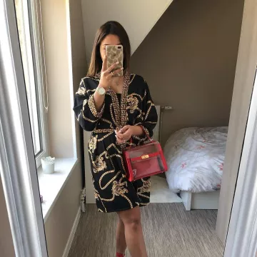 El kimono negro con patrón de cadena de oro visto en la cuenta de instagram de outfit_aya