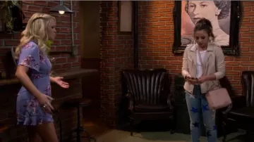 Rebecca Taylor en Cuir Moto Veste portée par Sofia Rodriguez (Aimee Carrero) chez les Jeunes & de la Faim (S05E18)