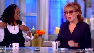 Blusa L'Agence Bianca usada por Joy Behar en The View