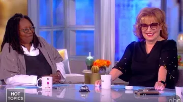 Blusa Kobi Halperin Krissy usada por Joy Behar en The View 5 de junio de 2019