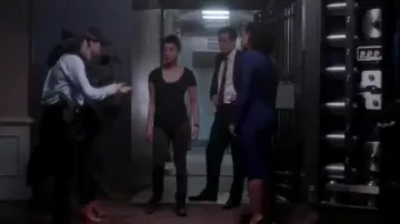 Camiseta Aritzia Talula Valmere usada por Alex Parrish (Priyanka Chopra) en Quantico (S01E11)