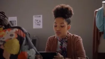 Joie Anasophia Veste en Velours porté par Zoey Johnson (Yara Shahidi) adultes-ish (S01E12)