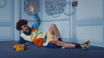 Le short multicolore Aimé Leon Dore porté par Kikesa dans son clip La paix