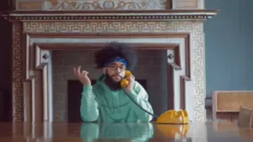 Le téléphone filaire vintage à cadran jaune utilisé par Kikesa dans son clip La paix