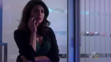 Madewell Whisper Cotton V Neck Pocket Tee worn by Yasmine Al Massri in Quantico (S01E17)
