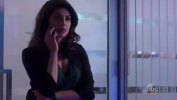 Madewell Whisper Cotton V Neck Pocket Tee worn by Yasmine Al Massri in Quantico (S01E17)