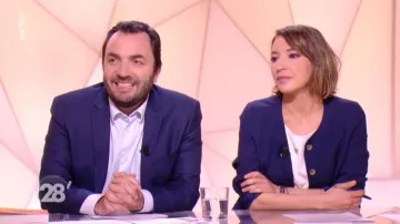 The navy jacket of Nadia Daam in 28 minutes of 10/04/2019