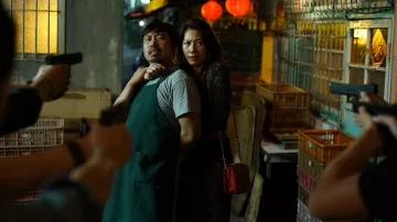 Le petit sac rouge à bandoulière chaine de Lu Huang dans Face à la nuit