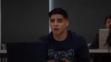 Kenzo Tiger-Embroidered French Terry Sweatshirt usado por Vivek Shah (Jordan Buhat) en grown-ish (S01E13)