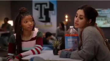 Suéter Parker Skyler usado por Sky Forster (Halle Bailey) en color adulto (S01E13)
