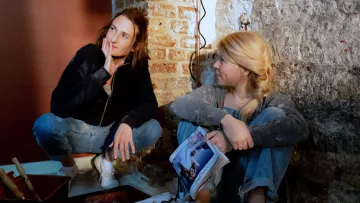 Les chaussures baskets Bensimon en tissu blanc portées par Mouche (Camille Cottin) dans Mouche (S01)