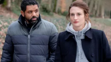 Le sweat à capuche zippé gris de Mouche (Camille Cottin) dans Mouche (S01)