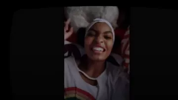 Camiseta Wildfox Rainbow Stars usada por Zoey Johnson (Yara Shahidi) en grown-ish (S02E01)