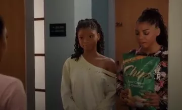 Generation Love Tie-Dye Cut Out Sudadera usada por Sky Forster (Halle Bailey) en grown-ish (S02E01)