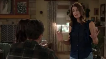 J. Crew Point Sur sans manches brodé flutter haut porté par Heather (Betsy Brandt) dans la Vie en Morceaux (à l'S04E06)
