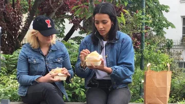 La chaqueta vaquera ajustada en las muñecas que lleva Mina Soundiram en Muy muy buena el domingo 9 de junio de 2019