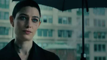La Barre d'argent boucle d'Oreille portées par L'Arbitre (Asie Kate Dillon) dans John Wick: Chapitre 3 – Parabellum