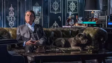 Traje gris de cesta y tejido usado por Winston (Ian McShane) en John Wick: Capítulo 3 – Parabellum