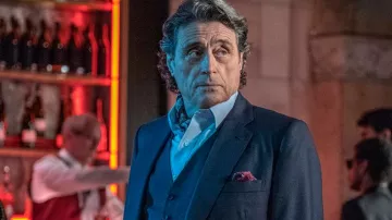 Cuadrado de bolsillo punteado rojo de Winston (Ian McShane) en John Wick: Capítulo 3 – Parabellum