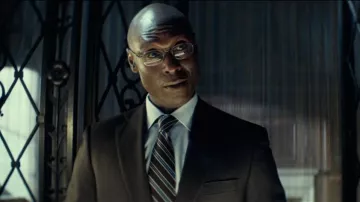 Corbata a rayas marrones usada por Caronte (Lance Reddick) en John Wick: Capítulo 3 – Parabellum