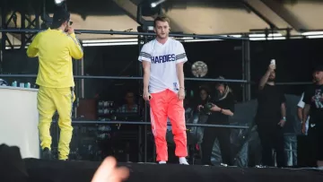 Le pantalon de survêtement Adidas orange porté par Vald lors de son live Change de vie avec Vladimir Cauchemar au Festival We Love Green 2019