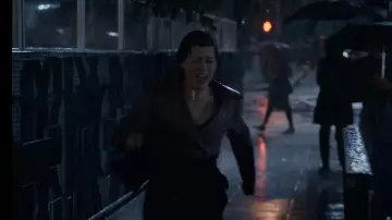 Le trench brun de Lisa Donovan (Jane Levy) dans WHAT / IF (S01E01)