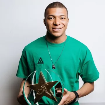 The t-shirt Nike ACG green Kylian Mbappé on his account Instagram @k. mbappe