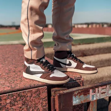 The pair of sneakers Nike Air Jordan Travis Scott scope by Anil Brancaleoni on his account Instagram @anilbrancaleoni