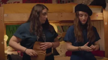 Mono de manga corta azul marino de Amy (Kaitlyn Dever) en Booksmart