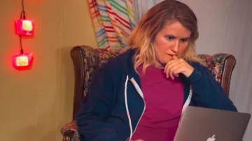 Bleu capuche porté en Bretagne (Jillian Bell) comme on le voit en Bretagne Exécute un Marathon