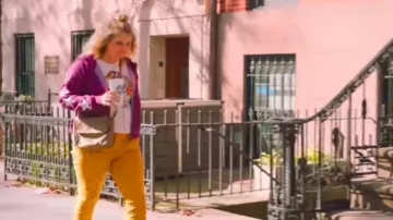 Jaune denim pantalon porté en Bretagne (Jillian Bell) comme on le voit en Bretagne Exécute un Marathon