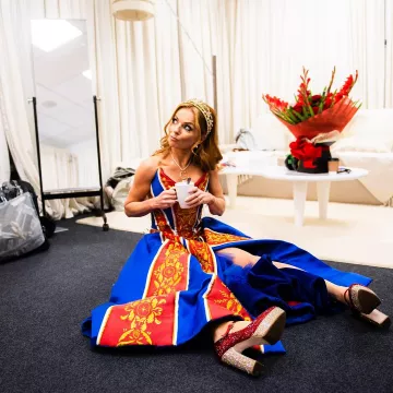 Tacones de plataforma de pedrería roja usados por Geri Halliwell para el SpiceTour de Spice Girls en la cuenta de Instagram de @therealgerihalliwell