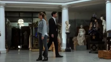 Bottes en cuir portés par Chloé (Lauren German) dans Lucifer (S03E24)