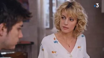 Camisa estampada de Coralie (Sara Mortensen) en Plus belle la vie S15E3795