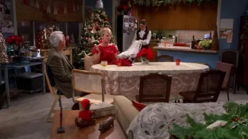 The red dress of Penny (Kaley Cuoco) in The Big Bang Theory (S08E11)