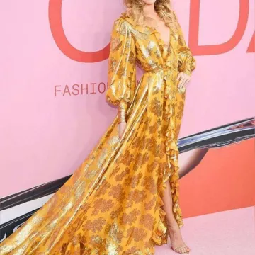 Vestido amarillo de Martha Hunt en el CFDA el 03.06.2019