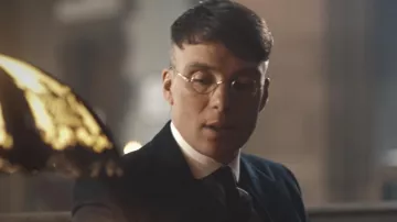 The round glasses worn by Thomas Shelby (Cillian Murphy) in the series Peaky Blinders (S04E01)