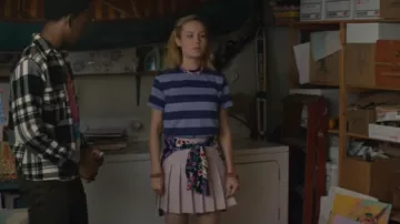 The pleated skirt pink Kit (Brie Larson) in Unicorn Store