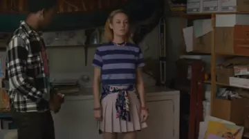 La jupe plissée rose de Kit (Brie Larson) dans Unicorn Store