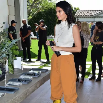 Le pantalon ocre de Kendall Jenner lors du Moon' Oral Care Collection Launch en avril 2019