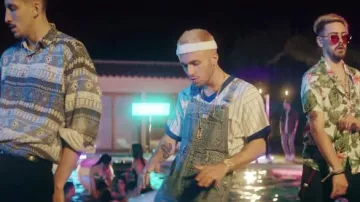La salopette en jean portée par Squeezie dans son clip Bye Bye feat. Joyca