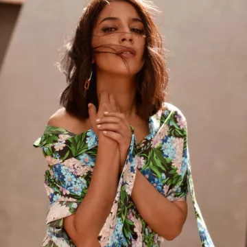 The blouse with flowers worn by Leila Bekhti on her account Instagram on June 7, 2019