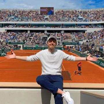 El suéter lacoste gris claro usado por Norman Thavaud el 9 de junio de 2019 en la final de Roland Garros